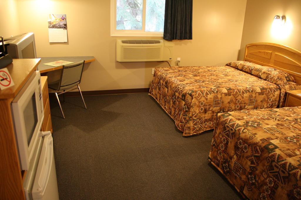 Lamplighter Inn Three Hills Room photo